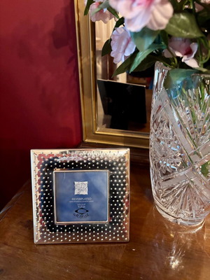 Επάργυρη Ασημί Κορνίζα σαν καινούργιο με ανάγλυφες πουά λεπτομέρειες