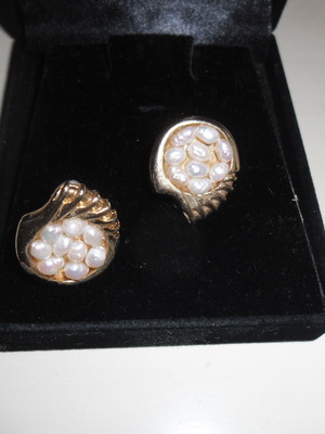 Σκουλαρίκια με μαργαριτάρια επιχρυσωμένα, σαν αληθινό χρυσό, σε άριστη κατάσταση