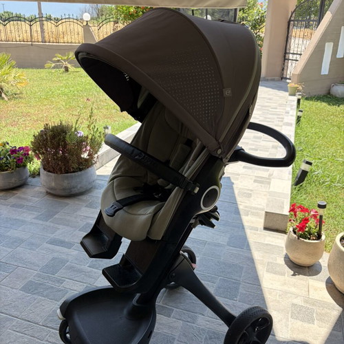 Stokke Xplory V6 stroller like new with footmuff, mosquito net, and bag