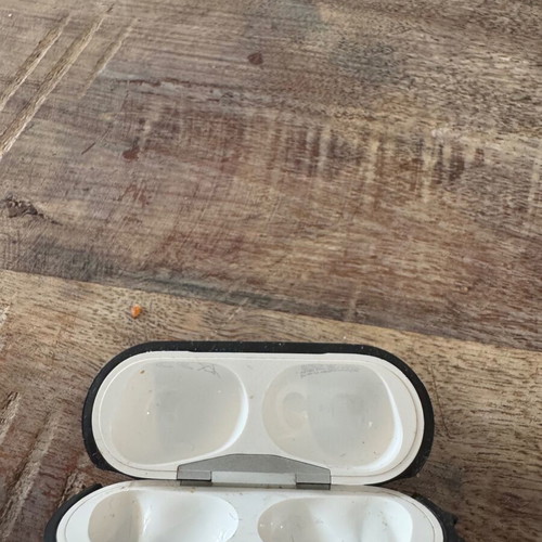 AirPods case like new