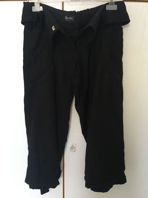 Black pants below the knee, size S
