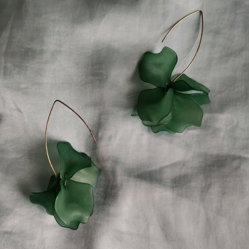Dangling earrings green like new