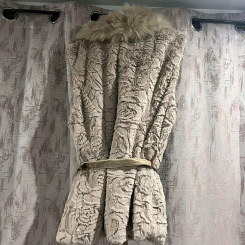Sleeveless synthetic fur vest like new, beige