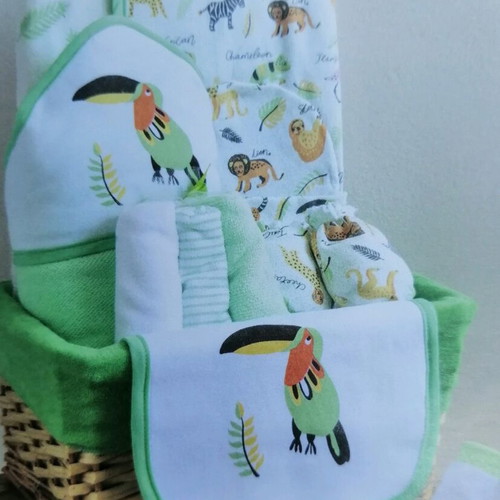 Gift basket for newborns new with 11 pieces
