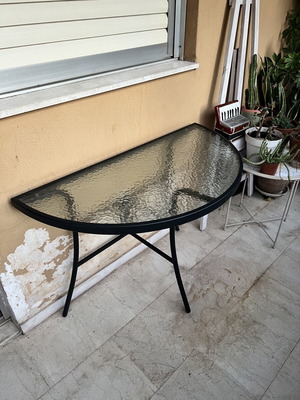 Τραπεζάκι μπαλκονιού με tempered glass και μεταλλική βάση, μισοφέγγαρο