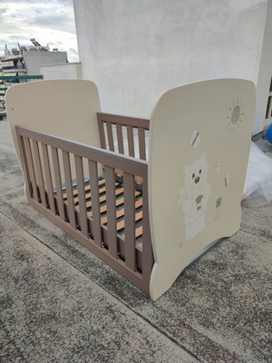 Nek crib with dresser used, set with mattress