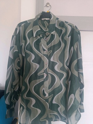Stradivarius shirt like new in oil white shades size M