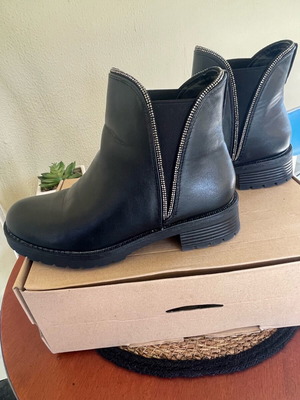 Black boots size 38 like new