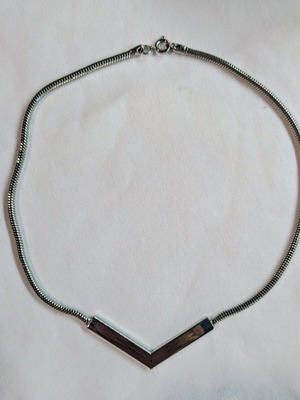 Steel choker necklace in like new condition, silver color