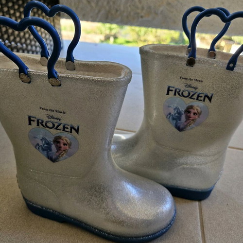 Frozen District galoshes used, size 28, with broken hook