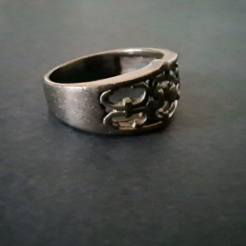 Metal ring like new with intricate decorative pattern