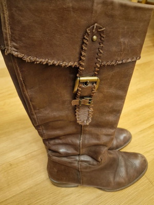 Brown leather boot