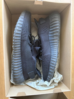 Adidas Yeezy Boost V2 Onyx sneakers like new, size 44, black