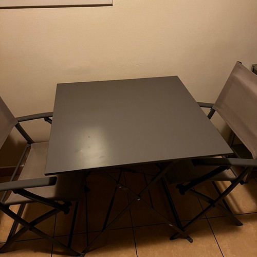 Outdoor table with 2 chairs like new