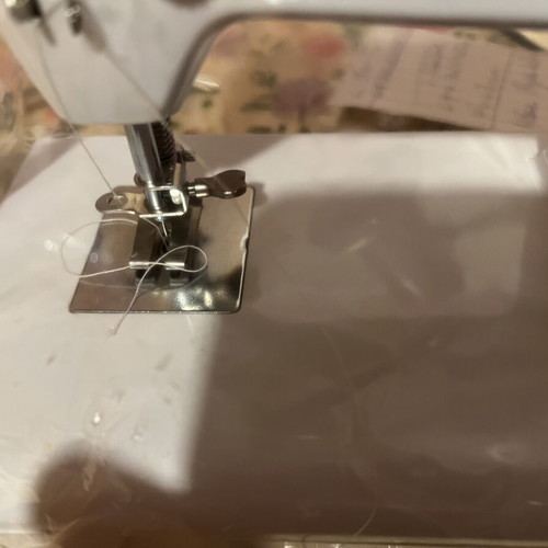 Vintage sewing machine with 4A batteries, new