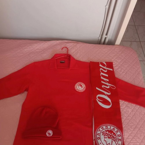 Olympiacos T-shirt, scarf and beanie authentic, new