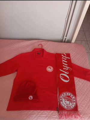 Olympiacos T-shirt, scarf and beanie authentic, new