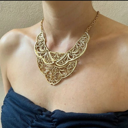 Statement necklace new with elegant cutout design