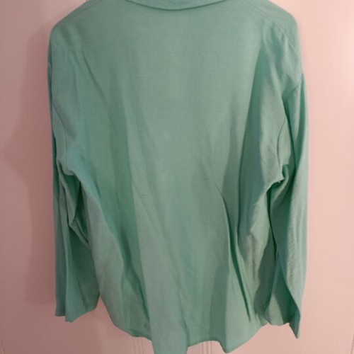 Shirt green like new, one size, with buttons on sleeves