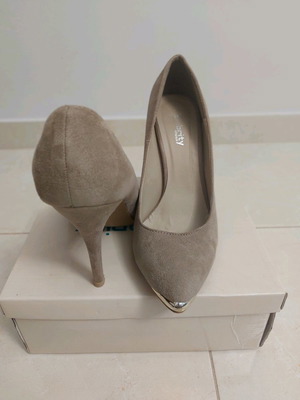 Γόβες μπεζ suede σαν καινούργιες, τακούνι 11 cm, μέγεθος 40