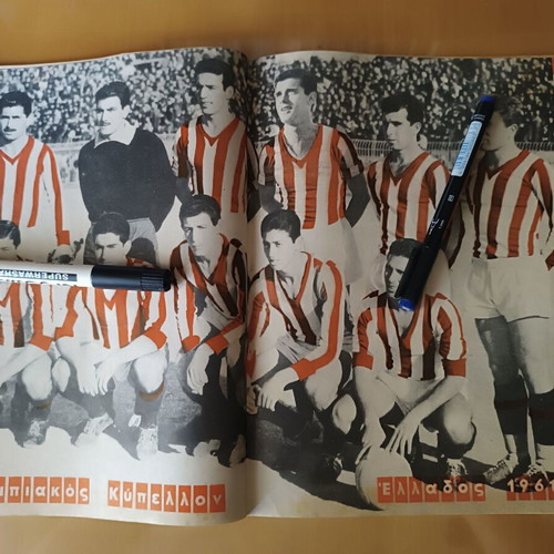Athlitika Chronika magazine issue 59 used with Olympiakos poster