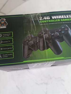 Console with two controllers, 10000 games, HDMI 4K