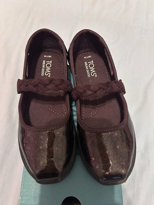 Toms ballerinas in like new condition, size 28