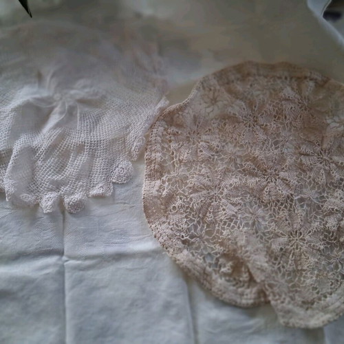 Tablecloths like new, various pieces of crochet and embroidered