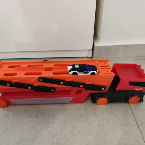 Hot Wheel truck garage like new with car