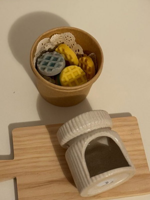 Wax melts with banana pie scent and burner