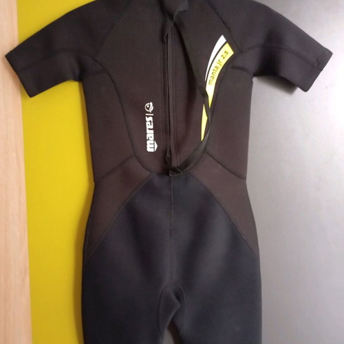 Mares Junior wetsuit 2.5cm size 2 like new for water sports