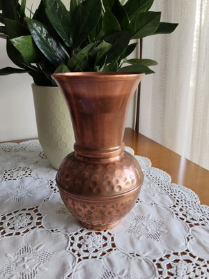 Copper vase hammered like new