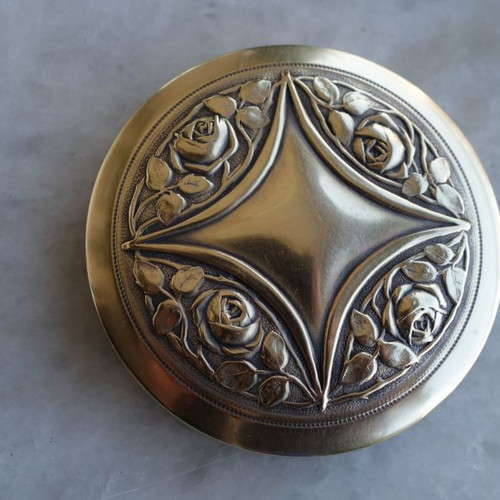 Art Deco powder box used (1900-1930) with repousse technique