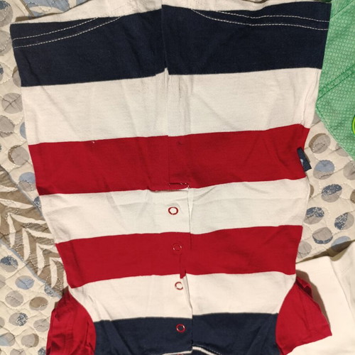 Baby clothing set like new with gifts for 1-month-old