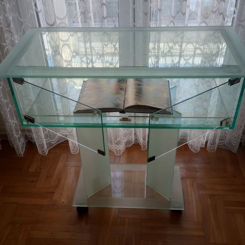 Glass display case like new with wheels for exhibition