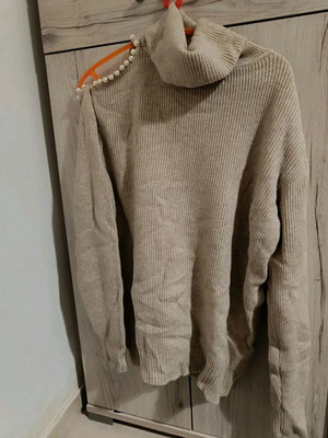 Beige turtleneck pullover with shoulder opening and pearls, new