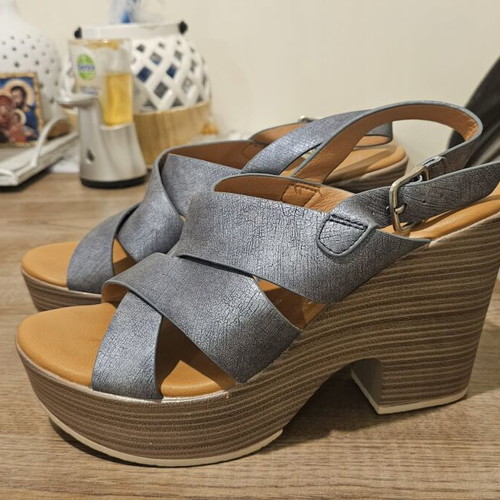 B-Soft women's platform sandals grey metallic silver like new
