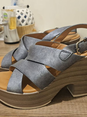 B-Soft women's platform sandals grey metallic silver like new