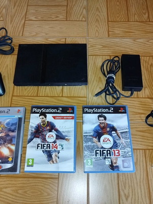 PlayStation 2 slim употребявана, напълно работеща с 3 оригинални игри