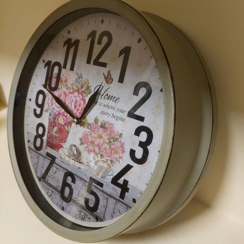 Large analog wall clock like new with flowers and birds