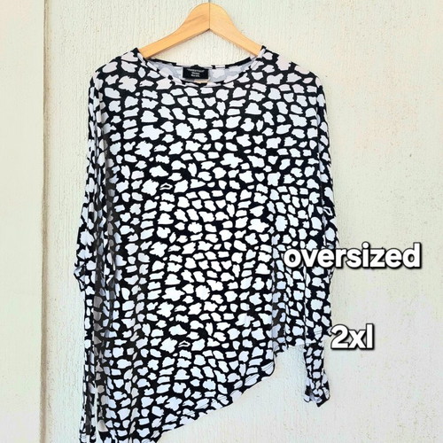 Tessentials asymmetrical blouse with black and white print, 2XL
