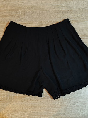 Zara women's shorts size M black with side zipper like new