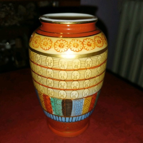 Japanese porcelain decorative antique Chikaramachi vase in excellent condition