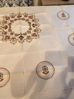 Vintage set of 5 table linens with floral wreath print