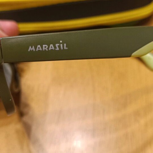 Marasil kids sunglasses like new, green with case