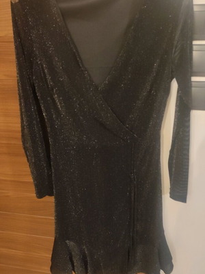 Φόρεμα κοντό με κρουαζέ λαιμόκοψη και glitter.