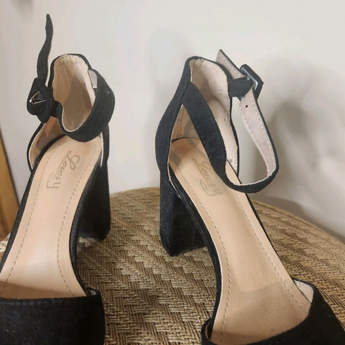 Black shoes like new, size 37, narrow fit