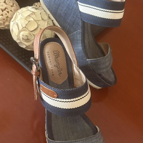Wrangler platform sandals size 38 like new, blue memory foam