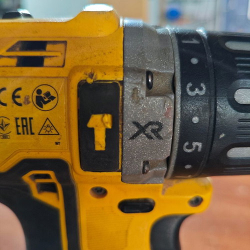 Dewalt DCD796 drill used with 4AH battery and charger
