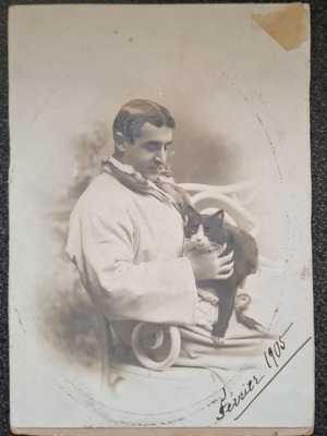 Collectible vintage photo 1905 man with cat used